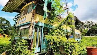 探索廢棄藍白色中巴 Exploring Abandoned Blue and White CMB Bus