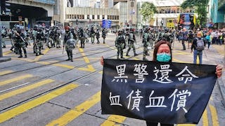 中環防暴警狂射催淚彈 大批上班族硬食 Central Office Workers Bombarded with Tear Gas by Riot Police