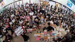 遊客抵香港機場受數百抗議者歡迎 Tourists at HKIA Greeted by Hundreds of Protesters