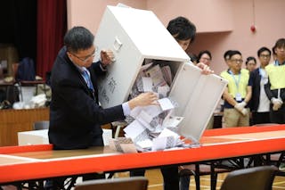 區議會選舉共294萬人投票 建制派大敗 民主派17區奪過半議席