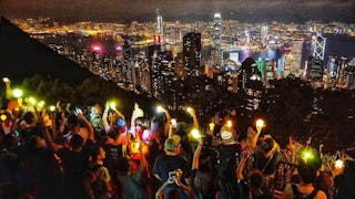 中秋登高建人鏈 高歌照亮太平山 Victoria Peak Glows with Mid-Autumn Fest Human Chain Echoing with Songs