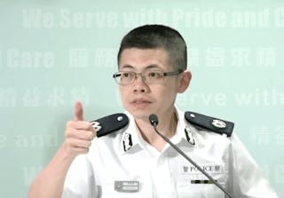 警方回應機場衝突：警員拔槍戒備完全正確，合法合理