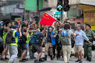 黑衣人圍深水埗、長沙灣警署 銅鑼灣堵路 北角多人被毆