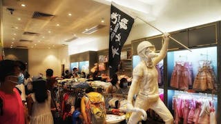 童裝店展民主女神像 商場要求移除 Children’s Clothing Store Exhibits Lady Liberty Statue – Removal Requested