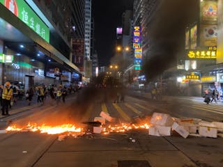 警禁港九集會 示威者毀新華社 夜戰油尖旺