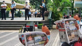 中環靜坐閱報 抗議警侵新聞自由 無懼警打壓 Central Sit-in Reading News to Protest Press Freedom Infringement Undaunted by Police