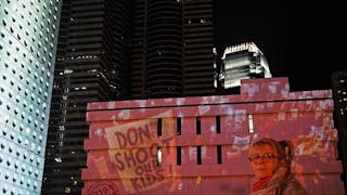 「不要槍殺孩子」光影海盜影射防暴警圍困理大 “Don’t Shoot Our Kids” Light Show by LiCHTPiRATEN as PolyU Besieged by Riot Police