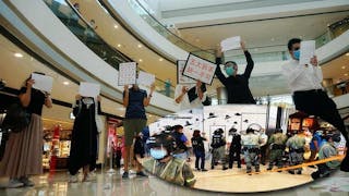 逾百人IFC「和你 Lunch」舉白咭抗議國安法 被防暴警中斷 Over 100 “Lunch with You” at IFC – White Card Protest National Security Law – Interrupted by Riot Police