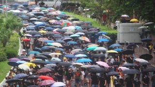 荃葵青遊行無懼風雨 港鐵荃葵站關閉 Thousands March in Tsuen Wan Undaunted by Rain as MTR Stations Closed