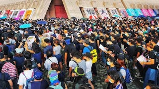 尖沙咀反緊急法遊行 人潮佔領九龍街道 Tsim Sha Tsui March Against Emergency Law Floods Kowloon Streets