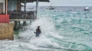 颱風逼近莫阿爾博阿 引起巨浪 Huge Waves Hit Moalboal as Typhoon Approaching