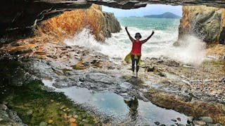 卡門在鶴咀的蟹洞嬉戲 Carmen Frolics at Crab Hole in Cape D’Aguilar