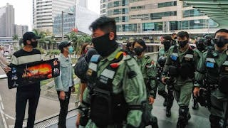 逾百上班族中環快閃 無懼防暴警威嚇 Over Hundred in Central Flashmob Undaunted by Riot Police