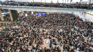 示威者迫爆香港機場 所有航班取消 All Flights Cancelled as Thousands Besiege Hong Kong Airport