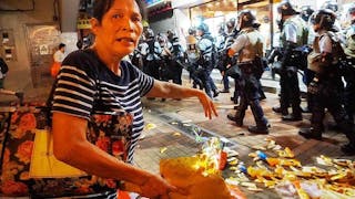 盂蘭深水埗警署外「激光燒衣」 警狂發催淚彈驅散 Laser and Joss Burning Outside Shamshuipo Police Station on Yulan