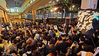 逾千人理大外聲援 與防暴警對峙 Over 1,000 Confront Riot Police in Support of PolyU