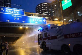 荃灣示威者堵路 警方首次出動水炮車驅散