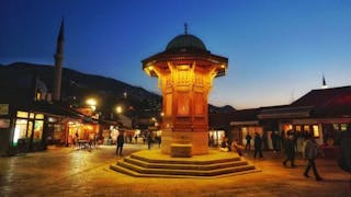 波斯尼亞薩拉熱窩鴿子廣場的黃昏 Sarajevo Pigeon Square at Dusk in Bosnia