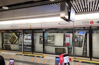 港鐵荃灣線列車車門鬆脫 78歲女乘客受傷送院