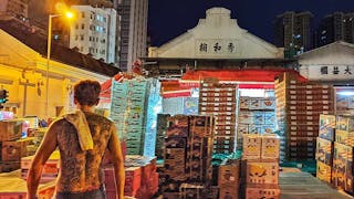 紋身男在百年油麻地果欄 Tattooed Man Working at Century-old Yaumatei Fruit Market