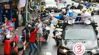 台灣大選今投票 民眾踴躍票站現人潮