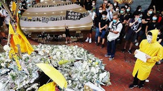 梁凌杰逝世一周年 多區包括逾萬人金鐘追悼 Over 10000 Mourn Leung Ling-kit’s Death in Central 1 Year On