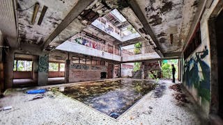 探索荒廢猛鬼學校 Exploring Deserted Haunted School