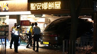 中港牌私家車衝入北角城市花園餅店 兩人受傷 司機被捕