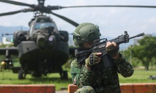 陸航直昇機掛彈操演  官兵持槍戒備（1）