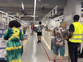 法國向來不喜歡也不習慣冷氣,但面對熱浪越發頻繁,文化也正在改變。受訪者坦言冷氣將是未來趨勢,市中心連鎖家電賣場的移動式冷氣已銷售一空,只剩一般電風扇。中央社記者曾婷瑄巴黎攝 114年7月3日