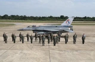參與今年7月聯合演習的新加坡空軍和泰國空軍軍人在漆上紀念圖案的戰機前列隊,攝於泰國呵叻空軍基地。