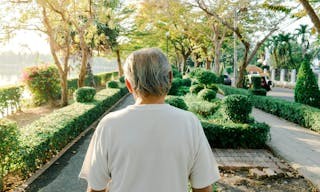 父親背影老人獨居