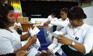 12月28日在緬甸內比都，緬甸選舉委員會官員在投票所為第一輪選舉結果計票。