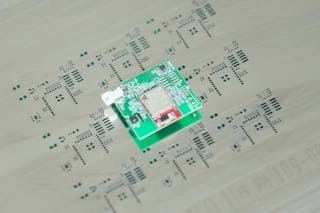 為了滿足客戶對體積的極致要求,智慧貼紙團隊放棄原本的軟板構想,改採高難度的多層板堆疊設計。這塊由博拓科技代工、僅郵票大小的感測器雖不起眼,卻成功落實「以硬帶軟」的商業模式,成為開啟半導體大廠數據大門的關鍵金鑰。