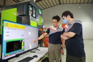 導入牙板自動回歸模組技術、將機台連上電腦系統後，能自動記錄並顯示架模點位和生產參數，傳統的「感覺式」調校被「數據化」取代，過去數小時的調機時間，也被縮短到僅需幾秒鐘。