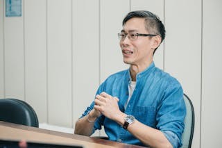 「以硬帶軟」的商業模式並非一蹴可幾,而是建立在無數次的深度對話之上。張焜傑(上)與張丕一(下)跨越產業隔閡,將原本可能成為阻礙的觀念差異,轉化為彼此互補的競爭優勢。
