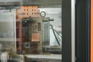 模具是產品的「原型母體」,不論生產車燈、手機架、燈罩⋯⋯,產品最終形狀都由模具決定,也是生產前期最大的資本投入。不同模具,造價從新台幣數十萬到上千萬元不等。
