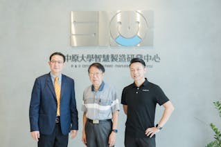 震雄機械總經理王誠(左)與智穎智能執行長張詠翔(右)皆為中原大學校友,張詠翔與父親張英先後在中原大學機械系教授陳夏宗(中)指導下,完成博士學位。