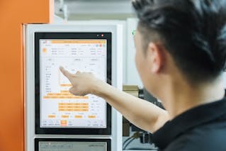 一體機配有RoboMolding,其核心為大型語言模型(LLM)結合先進機器學習能力的AI引擎,能按照使用者的生產需求快速提供所需的生產參數,大幅提高調模的效率與生產品質的穩定度。