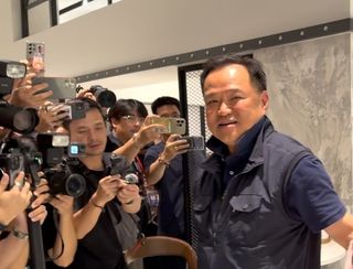 泰國總理阿努廷所屬的泰自豪黨,在大選中獲近200個席次,較3年前的71席翻了近3倍。圖為他8日晚間赴黨部出席記者會。