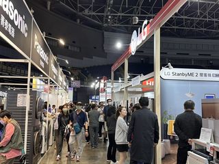 2026高雄智慧家電空調大展27日起至3月2日在高雄巨蛋盛大登場，適逢連假首日，不少民眾前往參觀了解。