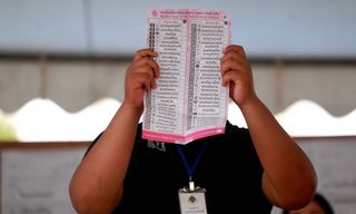 2026年2月8日，在泰國曼谷的一個投票站，一名選委會官員在計票時展示選票。