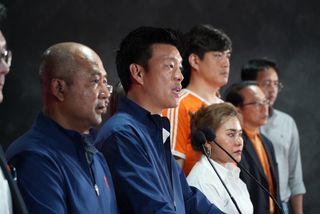 泰國人民黨總理候選人納塔彭(Natthaphong Ruengpanyawut,左2)8日晚間對支持者表示感謝。