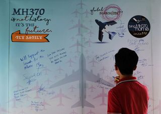馬來西亞吉隆坡舉行的MH370航班遇難者紀念日活動，一名男子寫下悼念訊息。照片攝於2017年3月4日。