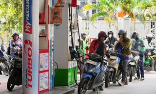 2026年3月3日，在印尼雅加達的加油站，市民排隊為摩托車加油。