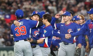 WBC台韓戰　台灣隊獲勝球員場中擁抱