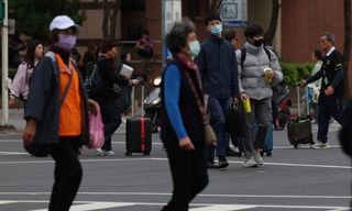 東北季風挾境外污染物移入　民眾外出戴口罩