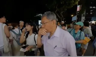 柯文哲逢甲夜市掃街疑遭噴辣椒水 忙掩口咳嗽