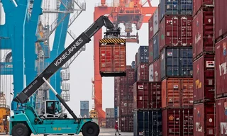 在印尼雅加達丹戎不碌港（Tanjung Priok）的碼頭，一名堆疊工人正在整理貨櫃。