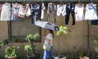 天氣炎熱　新北民眾撐傘遮陽